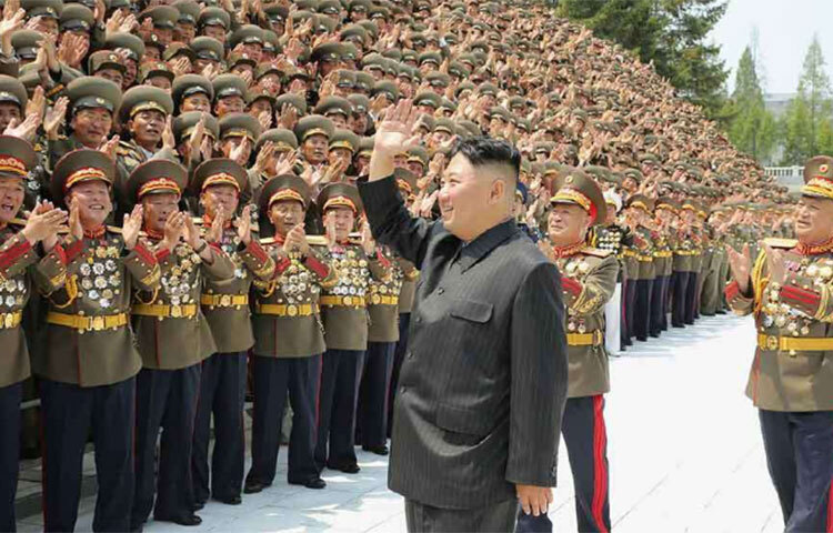 উত্তর এবং দক্ষিণ কোরিয়া গত সাত দশক ধরে একে অপরের বিরোধিতা করে আসছে প্রায় সব ক্ষেত্রেই। উভয় দেশই একে অপরের থেকে বেশি শক্তিশালী হওয়ার দৌড়ে সামরিক শক্তি বাড়িয়েই চলেছে। উত্তর কোরিয়া এক বিশেষ সামরিক নীতি মেনে চলে, যার নাম ‘সোঙ্গুন’। এই নীতি অনুযায়ী, দেশের মধ্যে থাকা সমস্ত সম্পদের উপর সেনাবাহিনীর অগ্রাধিকার রয়েছে। এই নিয়মের ব্যতিক্রম নন সেই দেশের বাসিন্দারাও। ছবি: সংগৃহীত