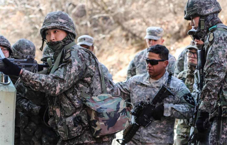 দক্ষিণ কোরিয়াতেও পুরুষদের জন্য সেনায় যোগ দেওয়া বাধ্যতামূলক। পুরুযদের ২১ মাস সেনাবাহিনীতে বা ২৩ মাস নৌবাহিনীতে বা ২৪ মাস বিমানবাহিনীতেযুক্ত থাকা বাধ্যতামূলক। তবে কেউ চাইলে বিকল্প হিসেবে পুলিশ ও দমকলেও যোগ দিতে পারেন। তবে সফল ক্রীড়াবিদরা এই নিয়ম থেকে অব্যাহতি পেতে পারেন। ছবি: সংগৃহীত