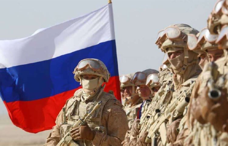 রাশিয়ায় সেনাবাহিনীতে যোগ দেওয়ার নিয়ম বেশ কঠিন। সদ্য সেনাদলে যোগ দেওয়া সদস্যদের প্রায়শই উচ্চপদস্থ কর্মকর্তাদের নির্যাতন সহ্য করতে হয় বলে অভিযোগ। সে দেশে এই প্রক্রিয়া ‘হ্যাজিং’ নামে পরিচিত। তবে রাশিয়া অন্য দেশের সঙ্গে সামরিক সংঘাতের সময় প্রশিক্ষণ না পাওয়া সৈন্যদের ব্যবহার করে বলেও দুর্নাম রয়েছে। ইউক্রেন এবং চেচনিয়ার সঙ্গে রাশিয়ার যুদ্ধ এর প্রকৃষ্ট উদাহরণ। ছবি: সংগৃহীত