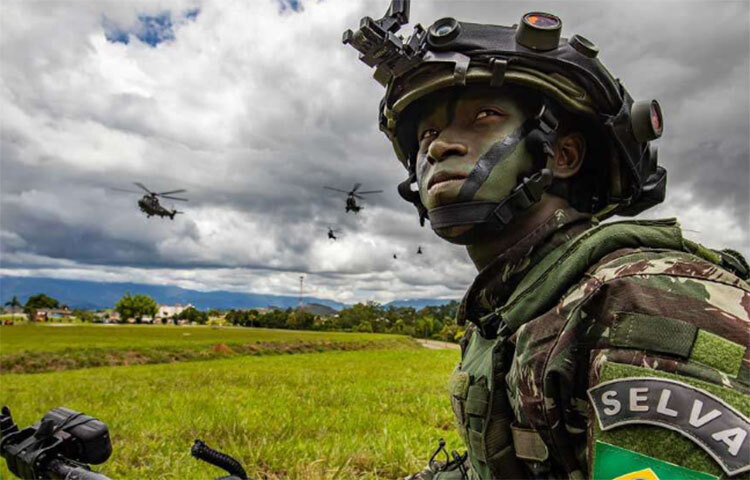 ব্রাজিলের সংবিধান অনুযায়ী দেশের সমস্ত পুরুষের জন্য সেনাবাহিনীতে যোগ দেওয়া আবশ্যিক। সর্বনিম্ন ১২ মাসের জন্য সামরিকবাহিনীতে যুক্ত থাকতে হয় সে দেশের পুরুষদের। তবে কেউ চাইলে আট বছর পর্যন্ত নিজের ইচ্ছায় সেনাবাহিনীতে যুক্ত থাকতে পারেন। ব্রাজিলে সাধারণত ১৮ বছর বয়স পেরোলেই যুবকদের সেনায় ভর্তি করানো হয়। বাহিনীতে যোগ দিতে অনিচ্ছুকদের ভোটাধিকার কেড়ে নেওয়ারও আইন রয়েছে। তবে সেনাদলে যোগ দেওয়ার এই নিয়ম থেকে অব্যাহতি দেওয়া হয়েছে নারীদের। ছবি: সংগৃহীত
