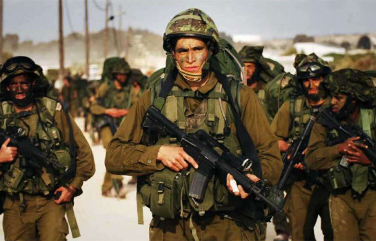 ১৯৪৯ সালের ইজরায়েলের নিরাপত্তা পরিষেবা আইন অনুযায়ী আরবের ইজরায়েলিরা ছাড়া বাকি সব ১৮ বছর বয়সী ইজরায়েলির সেনাবাহিনীতে যোগ দেওয়া বাধ্যতামূলক। নিরাপত্তা বাহিনীতে যোগ দিতেই হবে ইহুদি, ড্রুজ বা সার্কাসিয়ান বংশোদ্ভূত ইজরায়েলিদের। পুরুষদের কমপক্ষে দুবছর আট মাস এবং নারীদের দুবছর সেনায় যুক্ত থাকার বিধি রয়েছে সে দেশে। ছবি: সংগৃহীত