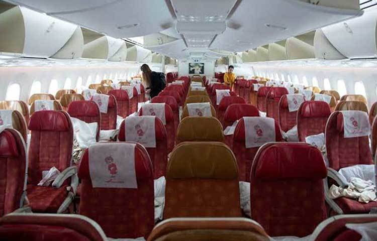 তবে সমস্ত এয়ারলাইন্স যে নীল রঙের আসন ব্যবহার করে, তা নয়। কিছু এয়ারলাইন্স যেমন আবার তাদের আসনের রং লাল রাখে। তবে নীল রঙই বেশি ব্যবহার করা হয়।
