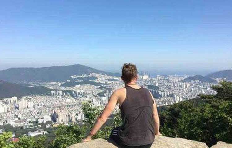 নীল রঙকে শান্তির প্রতীক বলা হয়। মানসিক অস্থিরতা কমাতে সাহায্য করে এই নীল রঙ। সে জন্যই বিমানের আসনের রঙ সাধারণত নীল করা হয়।