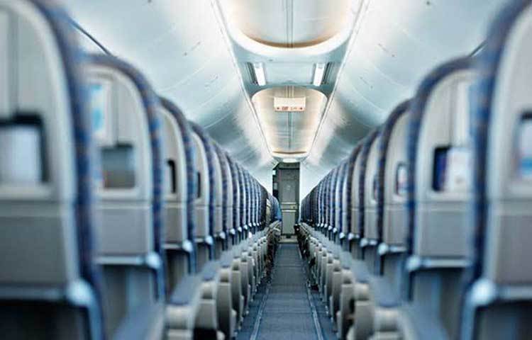 এ ছাড়াও নীল এমন একটা রং যা সহজে নোংরা হয় না। সাদা তো বটেই, অন্য যে কোনও গাঢ় রঙও সহজে নোংরা হয়ে যায়। নীলের ক্ষেত্রে সেটা বোঝা যায় না। নীল রঙের আসন ব্যবহার করার এটাও একটা কারণ।