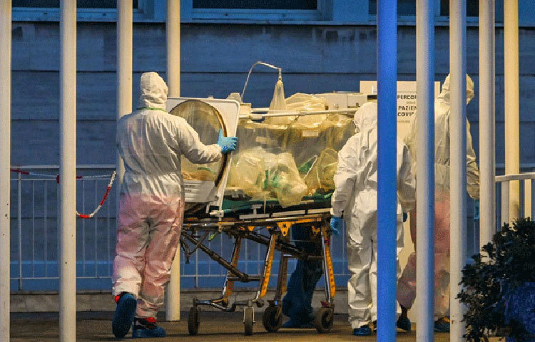 ব্রিটেনে ৩৩ হাজারের বেশি মানুষ করোনায় আক্রান্ত। মারা গিয়েছেন তিন হাজারেরও বেশি মানুষ। সংখ্যাটা বাড়ছে প্রতিনিয়ত।