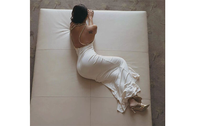 শরীরে যেন মিশে গিয়েছে সাদা পোশাক। ছবি: সংগৃহীত