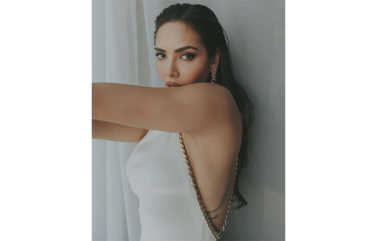 চোখের ভাষায় কথা বলছেন এষা। এষা গুপ্তা মানেই সোশ্যাল মিডিয়ায় ভাইরাল কিছু। ছবি: সংগৃহীত