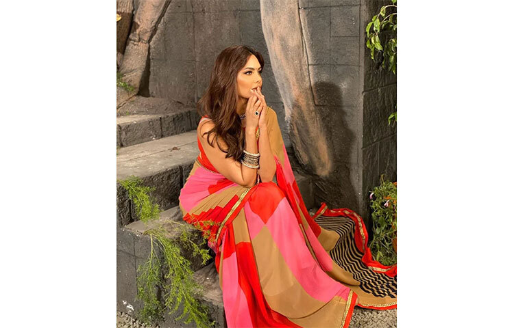 ব্লক প্রিন্টের শাড়ি পরেছেন এষা। ছবি: সংগৃহীত