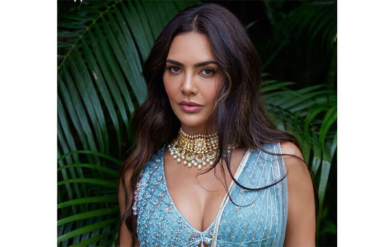 চোখের জাদুতে মুগ্ধ করছেন ভক্তদের। ছবি: সংগৃহীত