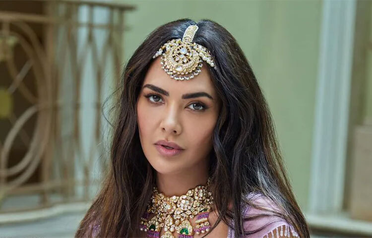 লিল্যাক রঙের চোলি ও লেহেঙ্গায় মোহময়ী সাজে এষা। ছবি: সংগৃহীত