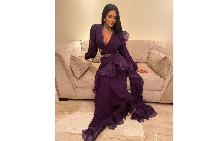 বেগুনি রাফলড শাড়ি পরেছেন এষা। ছবি: সংগৃহীত