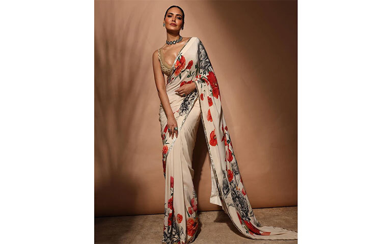 ফুল প্রিন্টের শিফন শাড়িতেও মোহময়ী এষার রূপ। ছবি: সংগৃহীত