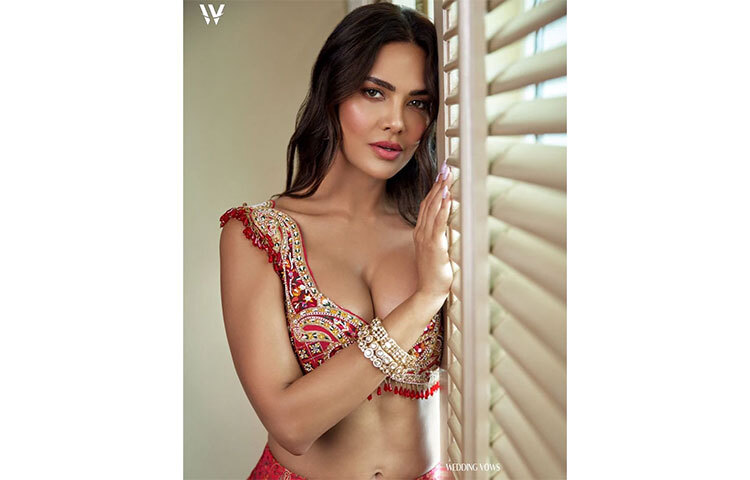 লাল লেহেঙ্গা ও চোলিতে আর্কষণীয় লুকে নায়িকা। ছবি: সংগৃহীত