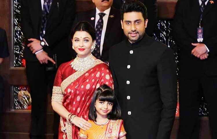 ‘ঢাই অক্ষর প্রেম কে’ ছবিতে প্রথমবার বড়পর্দায় দেখা যায় ঐশ্বর্য-অভিষেক বচ্চন জুটিকে। সেসময় থেকেই বন্ধুত্ব, পরবর্তীকালে সেই বন্ধুত্ব প্রেমে পরিণত হয়।