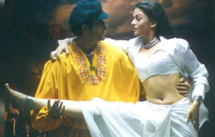 তাল: সুভাষ ঘাইয়ের মিউজিক্যাল ছবির গান যেমন ছিল সুপারহিট, তেমনই ঐশ্বরিয়ার নাচও ছিল দেখার মতো! তালের সঙ্গীতের সঙ্গে যোগ্য সঙ্গত করেন ঐশ্বর্য তার নাচের মাধ্যমে যা দেখে বাহবা দেন সকলে। এরই পাশাপাশি ছিল তার অভিনয়ও। একটি ছোট শহরের মেয়ে যারা প্রেম এবং প্রেমে সংঘাত পেড়িয়ে কীভাবে জয়লাভ করে, সেই গল্পে ঐশ্বর্যের অভিনয় ছিল অনবদ্য। এই ছবির নায়ক অনিল কাপুর এবং অক্ষয় খান্না, দুজনেই টেক্কা দিয়েছিলেন অ্যাশ।
