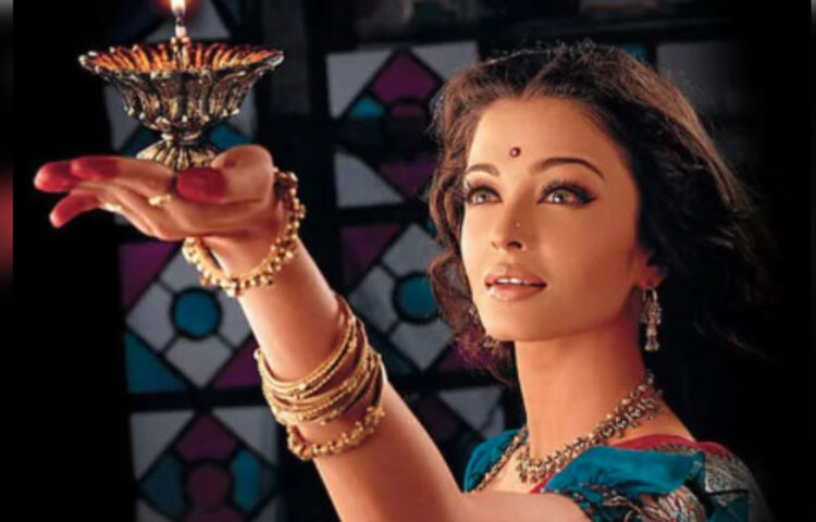 দেবদাস: সঞ্জয় লীলা বনসালীর ড্রিম প্রোজেক্টের সবচেয়ে বড় প্রাপ্তি ছিল এই ছবির কাস্ট। ঐশ্বর্য, মাধুরী ও শাহরুখ অভিনীত এই ছবি কালজয়ী ছবি হিসেবে রয়ে যাবে। খুব স্বাভাবিক মাধুরী ও ঐশ্বর্য, দুই নায়িকা একসঙ্গে পর্দায় আসায়, তাদের দু’জনকে নিয়েই চর্চা হয় বিস্তর। চলে তুলনাও। অ্যাশ পারোর চরিত্রে দুর্দান্ত অভিনয় করেছিলেন। ডোলা রে ডোলা গানে মাধুরীর সঙ্গে রীতিমতো তাল মিলিয়ে নাচেনও তিনি। যা প্রমাণ করে যে, তিনি বলিউডের প্রথম নম্বর মুকুটের প্রাপ্য। এই চলচ্চিত্রের জন্যও তিনি ফিল্মফেয়ার পুরষ্কার পেয়েছিলেন।