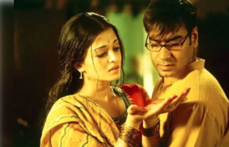 রেইনকোট: ঋতুপর্ণ ঘোষের ছবি রেইনকোট একটি গভীর, রহস্যময় প্রেমের গল্প। এই ছবিতে ঐশ্বর্যকে অনেকটাই ডি-গ্লামারাইজ করা হয়েছে। পর্দায় একেবারে সাধারণ গৃহবধূর চরিত্রে অভিনয় করেন তিনি। ছবিটি জাতীয় পুরস্কারে ভূষিত হয়েছিল এবং ঐশ্বর্যের অভিনয় প্রশংসিত হয়েছিল।
