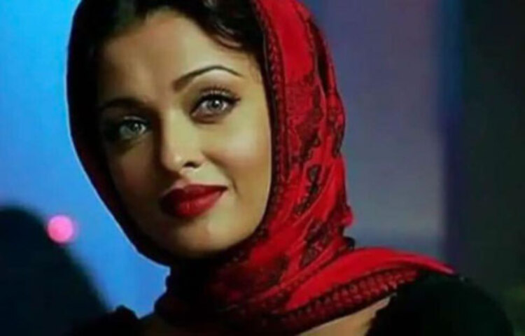 গুজরিশ: সঞ্জয় লীলা বনশালীর ছবিতে আবারও কাজ করতে খুব আগ্রহী ছিলেন ঐশ্বরিয়া এবং এই ছবিতে তিনি হৃত্বিকের সঙ্গে কাজ করার সুযোগ পেয়েছিলেন। ছবিতে প্রথমবারের মতো তিনি একজন নার্সের ভূমিকায় অভিনয় করেন এবং তার অভিনয়ের জন্য ফিল্মফেয়ারেও মনোনীত হন তিনি।