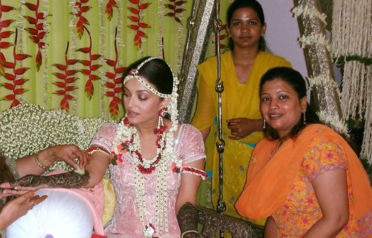 বিয়ের মেহেদি দেয়ার সময় ঐশ্বরিয়া রাই বচ্চন।