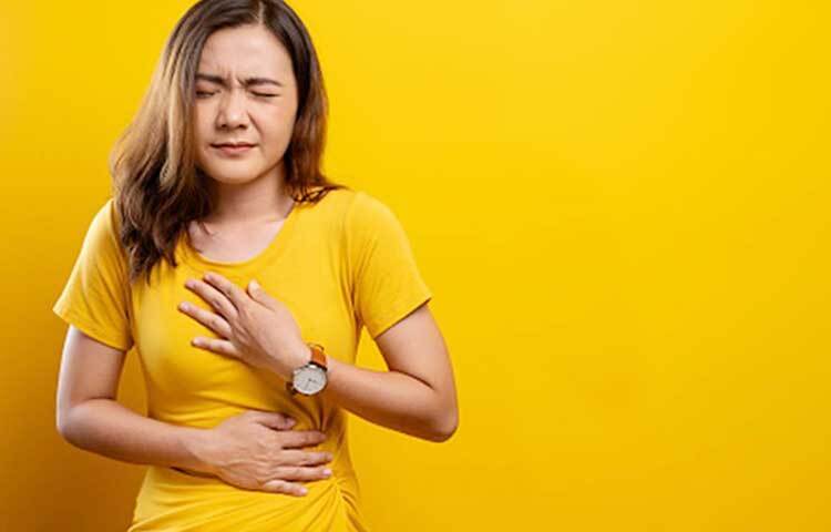 সামান্য কিছু খেলেই অনেকের অ্যাসিডিটি হয়ে যায়। কেউ কেউ বলে থাকেন, পানি খেলেও অ্যাসিডিটি হয়। কিছু মানুষের ছোট থেকেই এই সমস্যা থাকে। কিছু মানুষের খাদ্যাভ্যাসের জন্য এই সমস্যা তৈরি হয়। চিকিৎসকরা জানাচ্ছেন যে, স্টমাকে বা পাকস্থলীতে যখন হাইড্রোক্লোরিক অ্যাসিড উৎপন্ন হয়, তখন পেটে জ্বালাভাব, গলা জ্বালা করা বা বুকে হালকা ব্যথা অনুভব হতে পারে এবং এর থেকেই বোঝা যায়, অ্যাসিডির সমস্যা হয়েছে। ছবি: সংগৃহীত