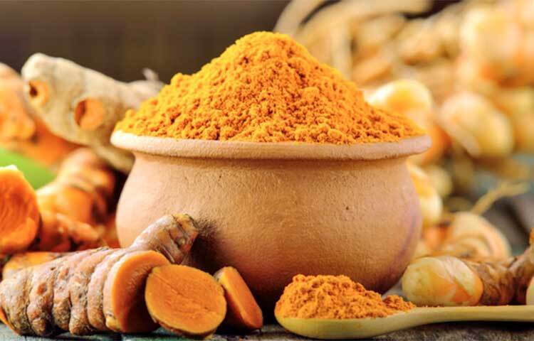 হলুদ: রোগপ্রতিরোধ ক্ষমতা বাড়াতে বা সর্দি-কাশি দূর করতে হলুদের জুরি মেলা ভার। কিন্তু অনেকেই হয় তো জানেন না হলুদ অ্যাসিডিটি কমাতেও সাহায্য করে। এতে অ্যান্টি-অক্সিড্যান্টস থাকে, যা গ্যাস্ট্রিক আলসার রোধ করে বা আলসার থেকে উপশম দেয়। ছবি: সংগৃহীত