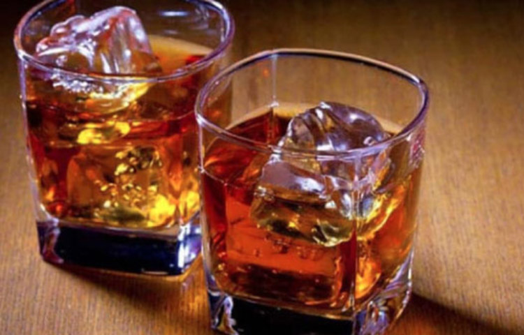 বেশ কিছু খাবার সম্পর্কে সতর্ক থাকতে হবে। এর মধ্যে চা কফি যেমন রয়েছে, তেমনই রয়েছে তেলমশলা যুক্ত খাবার, কোল্ড ড্রিঙ্ক, অ্যালকোহল এগুলোর সঙ্গে সরাসরি সম্পর্ক আছে অ্যালকোহলের। এই জিনিসগুলি যতটা সম্ভব বর্জন করাই উচিত।