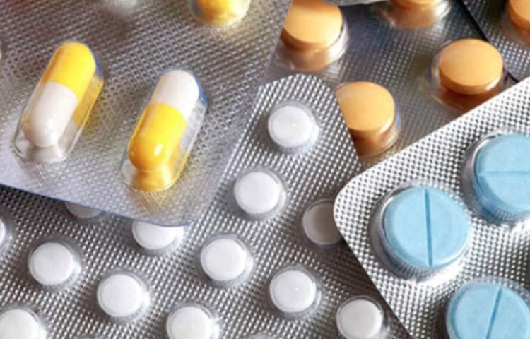 বেশ কিছু ওষুধের সঙ্গে অ্যাসিড রিফ্লাক্সের সরাসরি সম্পর্ক রয়েছে। এর মধ্যে প্রধান হল, অ্যান্টি অ্যালার্জিক ওষুধ, অ্যাস্থমার ওষুধ, সেডাটিভ, অ্যান্টিডিপ্রেশান্ট, পেন কিলার। এই ধরনের ওষুধ খেতে হলে চিকিৎসকের সঙ্গে পরামর্শ করুন।