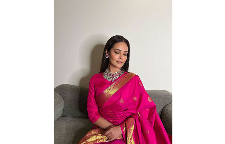 গোলাপি শাড়িতে সেজেছেন এষা গুপ্তা। ছবি: সংগৃহীত