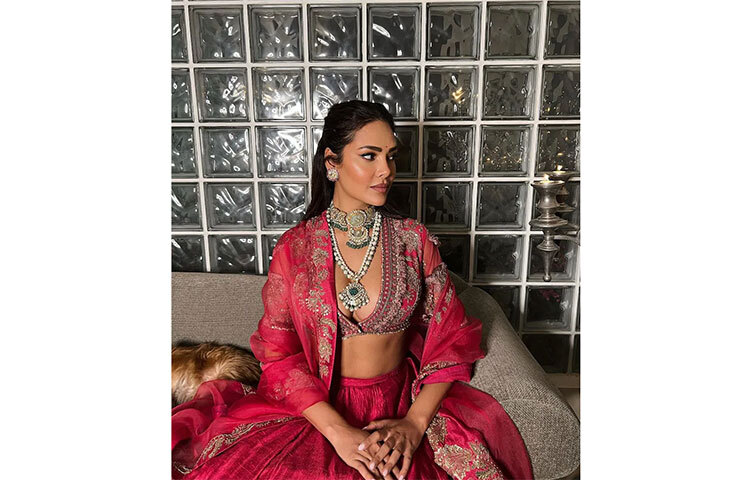 গোলাপি লেহেঙ্গায় আকর্ষণীয় এষা। ছবি: সংগৃীত