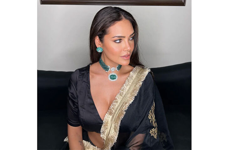 ভি গলার কালো শাড়ি ও ব্লাউজে এষার রূপ। ছবি: সংগৃহীত