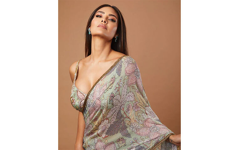 ফুল প্রিন্টের শাড়ি-ব্লাউজে ধরা দিলেন এষা। ছবি: সংগৃহীত