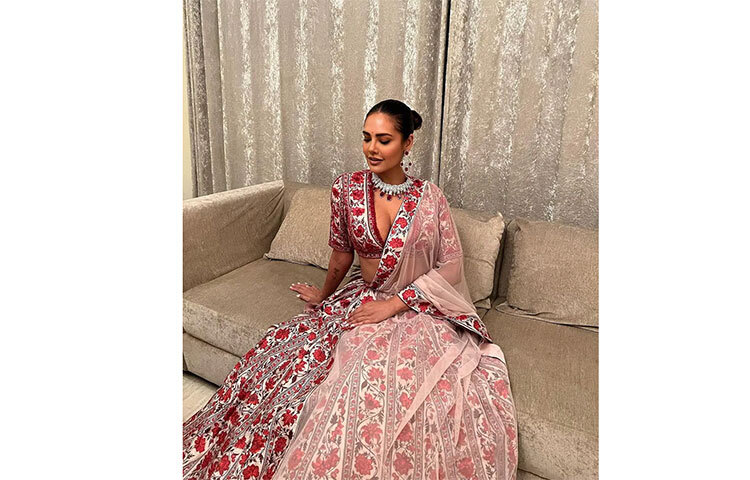 শাড়িতে সেজে আপন ভুবনে এষা। ছবি: সংগৃহীত