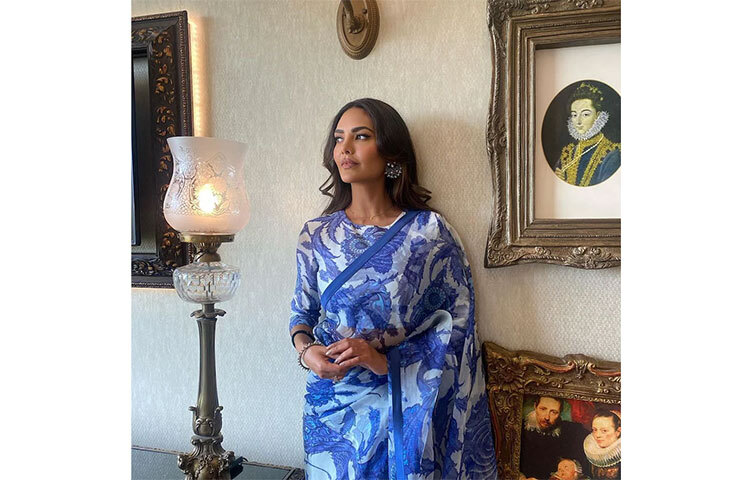 প্রিন্টেট শাড়ি ব্লাউজে ফ্যাশনেবল এশা। ছবি: সংগৃহীত