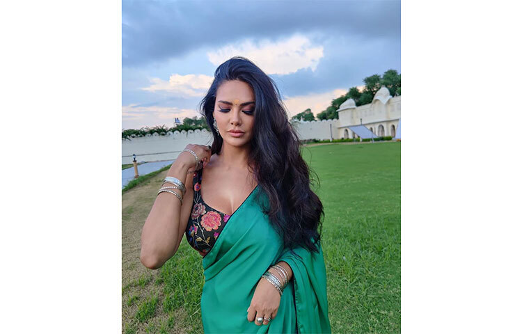 এষার এই ছবি নিয়ে এখন তুমুল আলোচনা চলছে। ছবি: সংগৃহীত