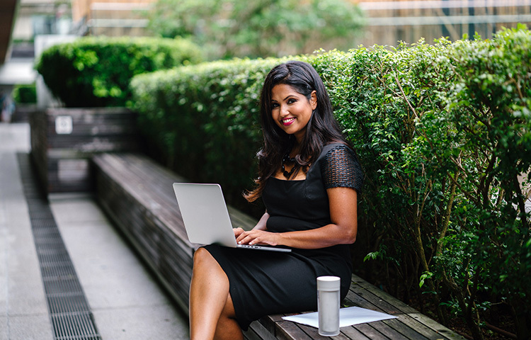 মানুষের প্রতি ভালো ব্যবহার থাকলে, স্বভাবে আচরণে নম্র হলে সহজেই অন্যদের কাছ থেকে আকর্ষণ লাভ করা যায়। ছবি: সংগৃহীত