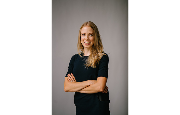 মানুষের অভিব্যক্তি বোঝাতে গুরুত্বপূর্ণ একটা বিষয় হলো হাসি। মনের মধ্যে যদি হাসি থাকে,  তাহলে তা সহজেই মানুষকে আকর্ষণ করতে পারে। ছবি: সংগৃহীত