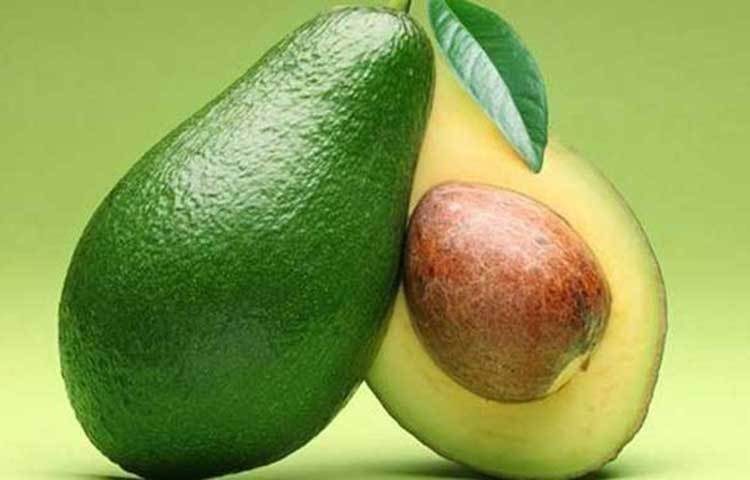 অ্যাভোক্যাডো বীজে রয়েছে প্রচুর পরিমাণে ফাইবার, পটাসিয়াম, অ্যান্টিঅক্সিডেন্ট এবং স্বাস্থ্যকর ফ্যাটও রয়েছে।