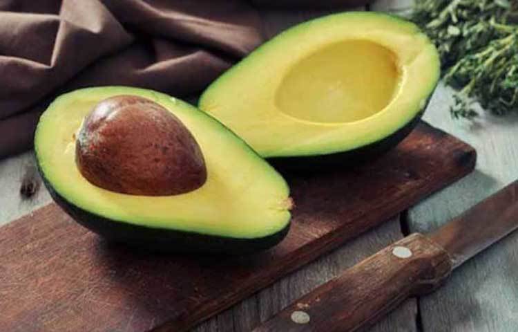 ডায়াবেটিসের ঝুঁকি হ্রাস করে মালয়েশিয়ান জার্নাল অফ মেডিকেল সায়েন্সে প্রকাশিত একটি সমীক্ষায় দেখা গেছে যে, অ্যাভোকাডো বীজে বায়োঅ্যাকটিভ ফাইটোকেমিক্যালস রয়েছে যা, ডায়াবেটিসের ঝুঁকি হ্রাস করার ক্ষমতা রাখে।