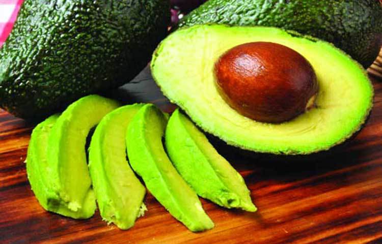 কোলেস্টেরল বাড়াতে এবং খারাপ কোলেস্টেরল হ্রাস করতে সহায়তা করে। উচ্চ কোলেস্টেরল করোনারি হার্ট ডিজিজ, স্ট্রোক, উচ্চ রক্তচাপ এবং টাইপ ২ ডায়াবেটিসের জন্য সহায়ক উপাদান। অ্যাভোকাডো বীজের গুঁড়োতে থাকা ফিনলিক যৌগের অ্যান্টিঅক্সিডেন্ট ক্রিয়াকলাপ, কোলেস্টেরল হ্রাস করার ক্ষেত্রে একটি হাইপোলিপিডেমিক প্রভাব ফেলে।