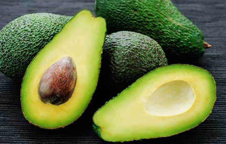 এক গবেষণায় দেখা গেছে যে, অ্যাভোকাডো বীজের নির্যাসগুলো রক্তনালীগুলোকে শিথিল করতে সহায়তা করে যা, উচ্চ রক্তচাপকে হ্রাস করতে সহায়তা করে থাকে।