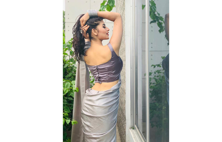 শাড়ি পরে ক্যামেরার সামনে এভ্রিল।