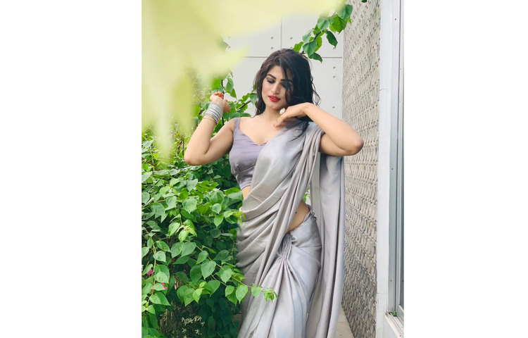 সবুজের কাছে এভ্রিল।