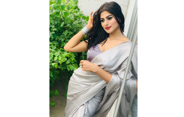 বিয়ে গোপন রেখে সুন্দরী প্রতিযোগিতায় অংশ নেয়ায় তার চ্যাম্পিয়নশিপ বাতিল করা হয়। এরপর বেশ বড় বিতর্কের মধ্যে পড়ে যান তিনি। তবে দমে যাননি। আপন আলোয় উদ্ভাসিত হয়েছেন শোবিজে।