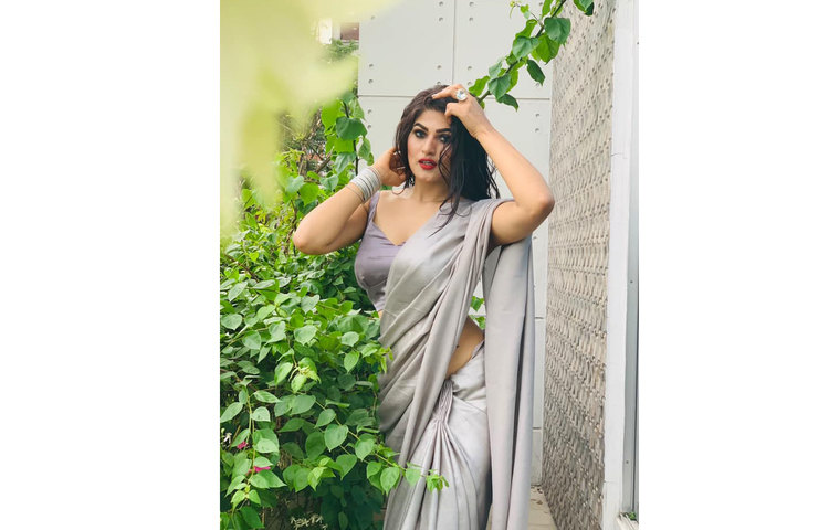 শাড়ি পরা এই ছবি এভ্রিল তার ফেসবুকে প্রকাশ করলে তার ভক্তরা প্রশংসা করেন।