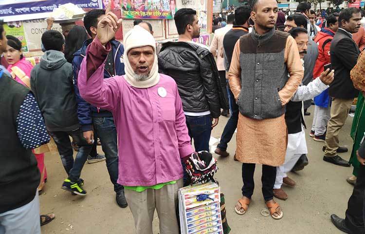 সকালে শীত উপেক্ষা করে জয় বাংলা, জয় বঙ্গবন্ধু স্লোগান দিয়ে আওয়ামী লীগের ২১তম জাতীয় সম্মেলনে যোগ দিতে আসেন দলটির নেতাকর্মীরা। ছবি: বিপ্লব দিক্ষিৎ