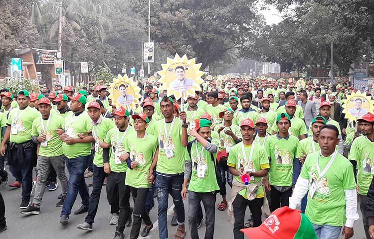 এভাবে মিছিলে মিছিলে ঐতিহাসিক সোহরাওয়ার্দী উদ্যান আওয়ামী লীগের সম্মেলন যোগ দেন নেতাকর্মীরা। ছবি: বিপ্লব দিক্ষিৎ