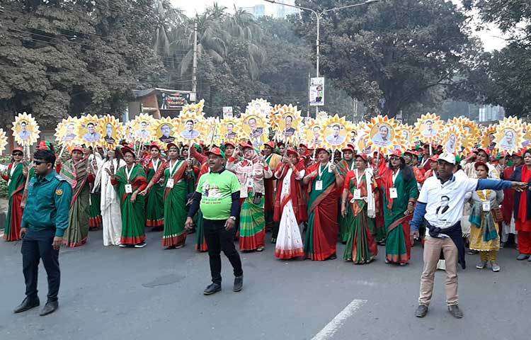 ব্যানার ফেস্টুন ব্যান্ড পার্টি নিয়ে আগত নেতাকর্মীদের সম্মেলনের সফলতা কামনা করে স্লোগান দিতে দেখা যায়। ছবি: বিপ্লব দিক্ষিৎ