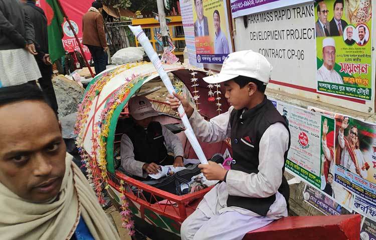 আওয়ামী লীগ নেতার ভূমিকায় সেজে সম্মেলনে এসেছে এক শিশু। ছবি: বিপ্লব দিক্ষিৎ