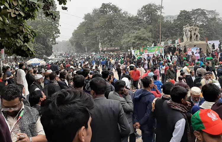 মিছিলে মিছিলে ছুটে আসছে মানুষ। ছবি: বিপ্লব দিক্ষিৎ