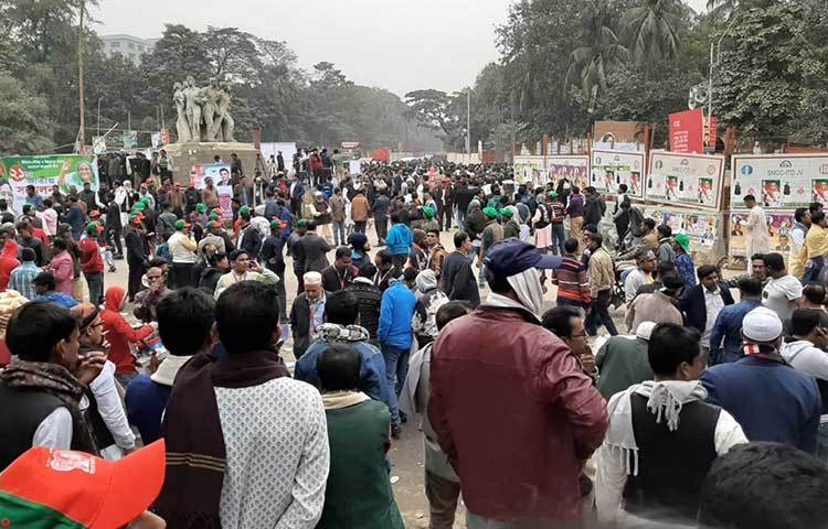 শীত উপেক্ষা করে আওয়ামী লীগের সম্মেলনে এসেছেন সমর্থক-নেতাকর্মীরা। ছবি: বিপ্লব দিক্ষিৎ